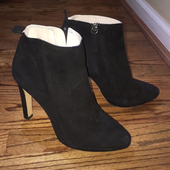 Zara Shoes - ❗️⬇️Zara faux suede side zip ankle boots